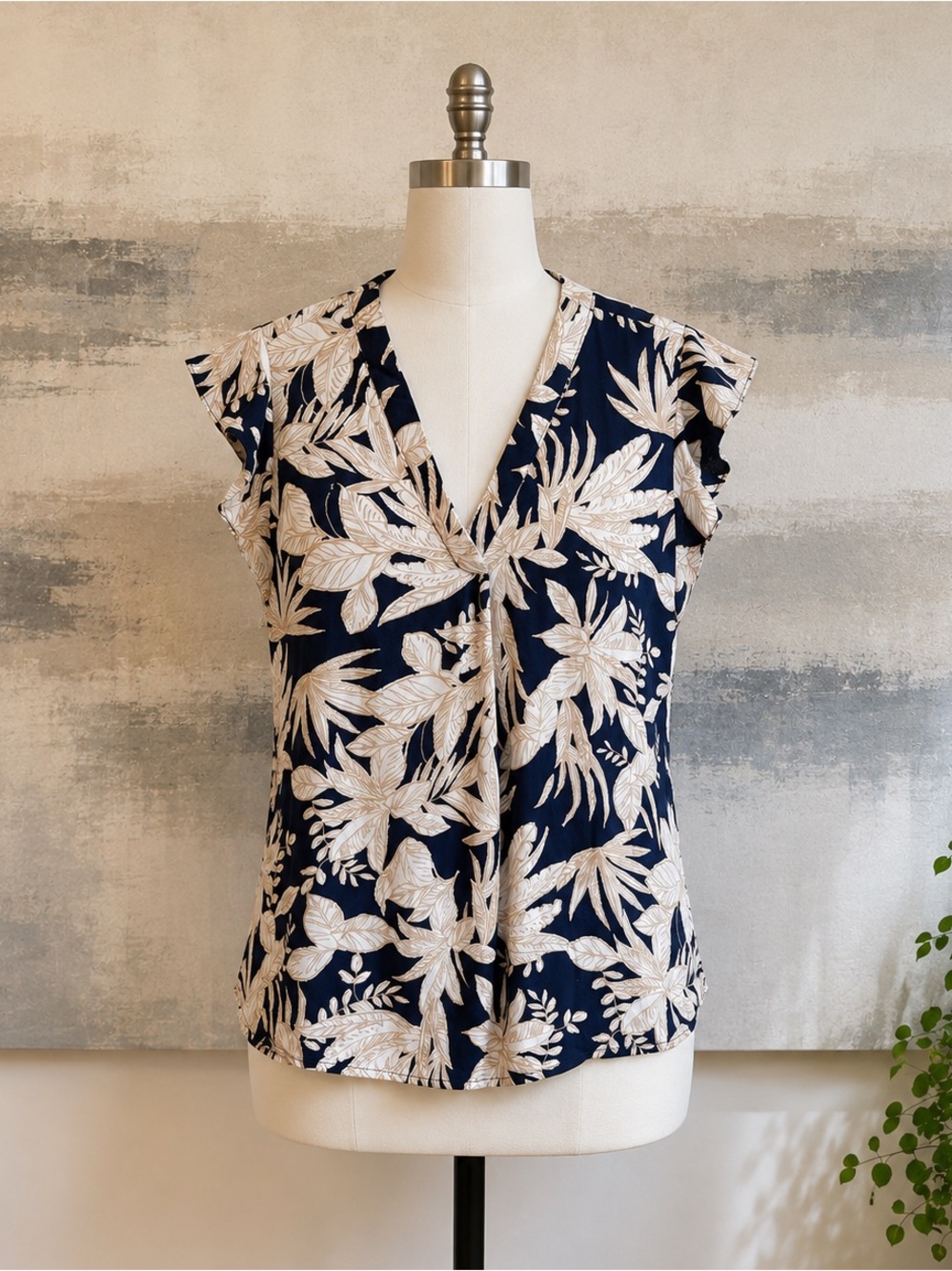 Nicole Miller New York Linen Blend Navy Tropical‎ Flutter Sleeve Blouse Medium